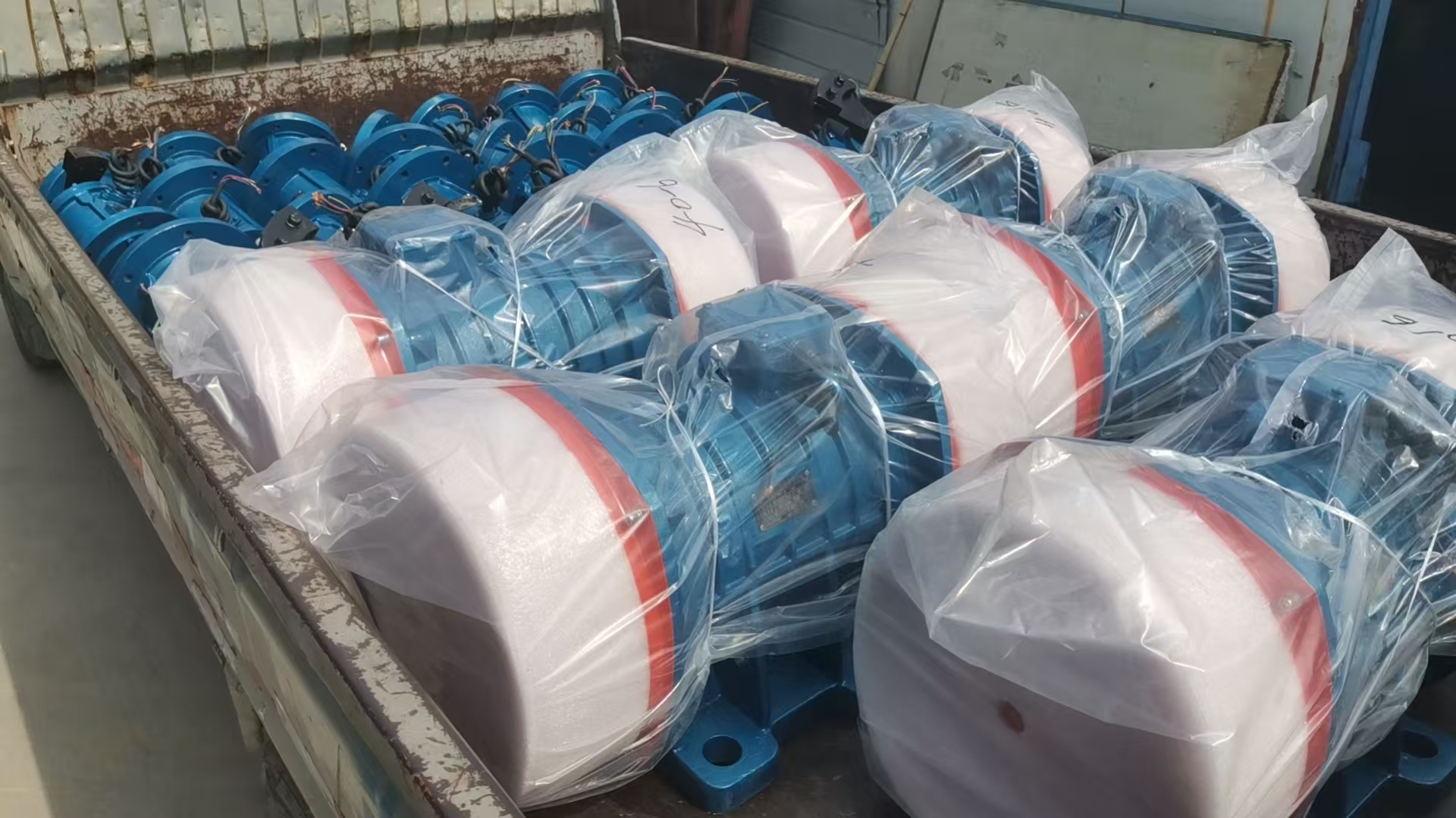 三江YZS振動電機(jī)，YZUL立式電機(jī)發(fā)貨